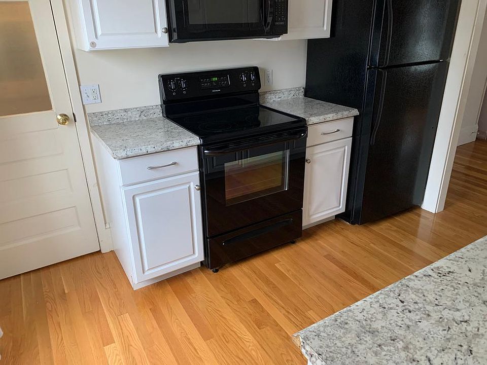 Kitchen (Stove & Microwave)