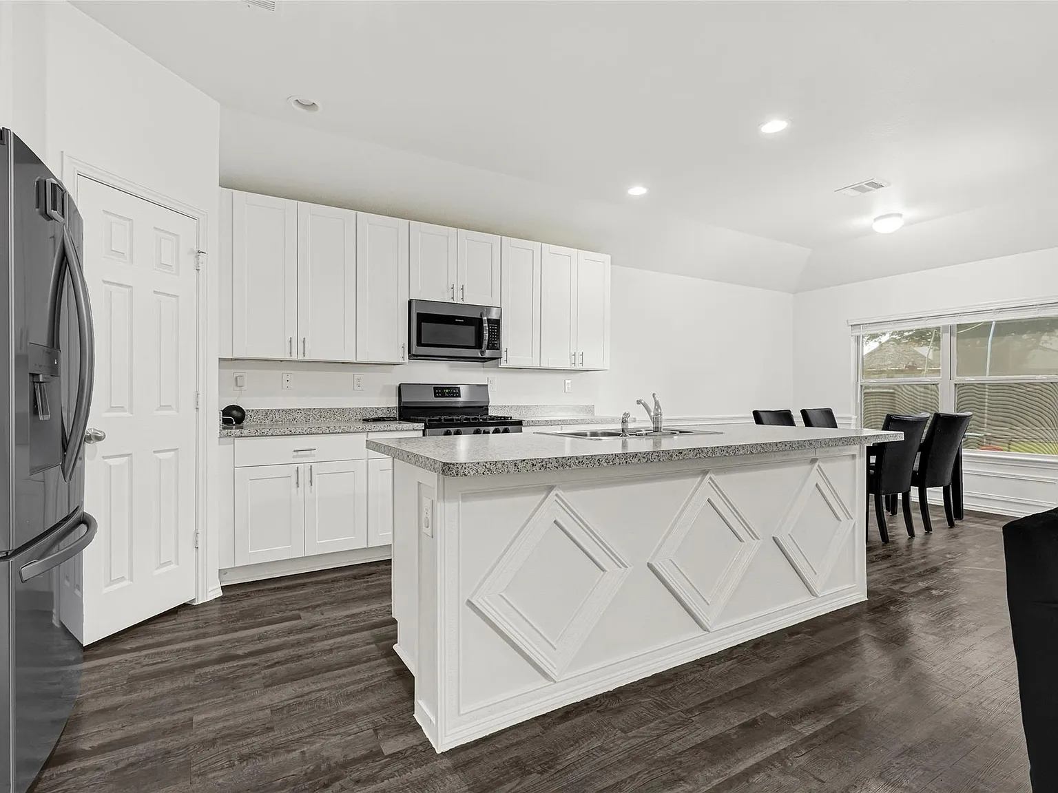 3 bed, 2.0 bath, 1709 sqft, $2,300 — Photo 4