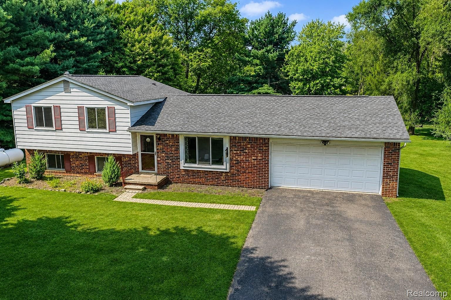 8796 Coyle Dr, Pinckney, MI 48169