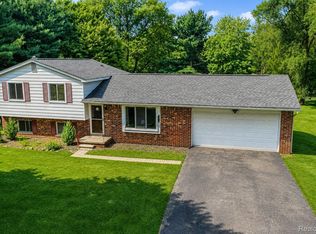 8796 Coyle Dr, Pinckney, MI 48169