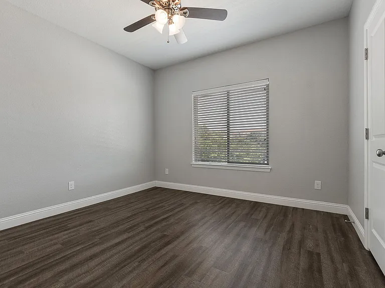 2404 W Lowden St — Photo 4