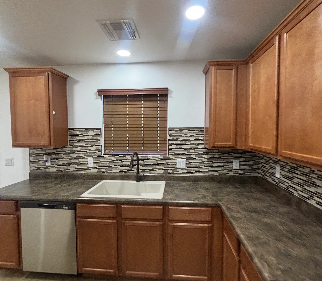 5 bed, 2575 sqft, $3,200 — Photo 4