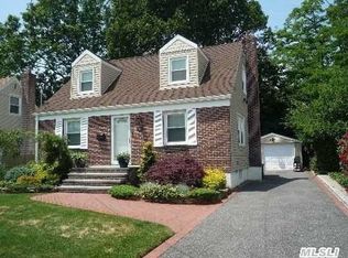 2396 Willow St, Wantagh, NY 11793