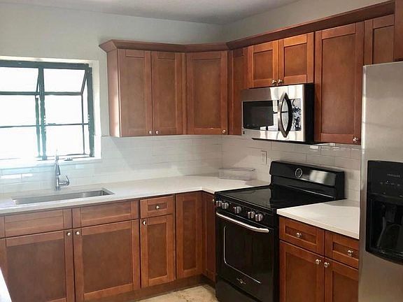 3rd image of 2254 NE 31st St