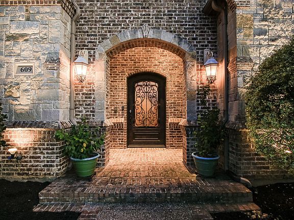 2_003_FrontPorch.jpg