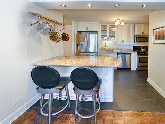 3rd image of 531 Main St APT 1218