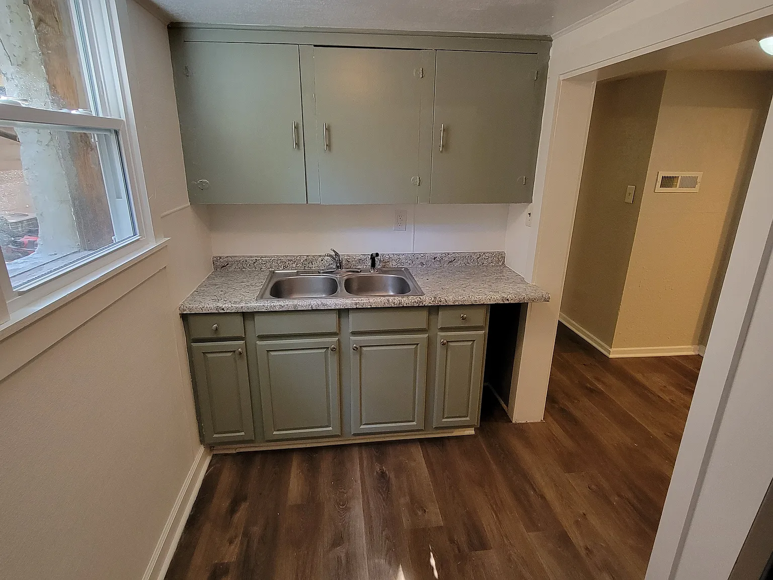1104 E McCarty St — Photo 3