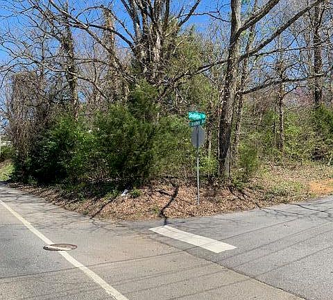 4th image of E Broadway Ave