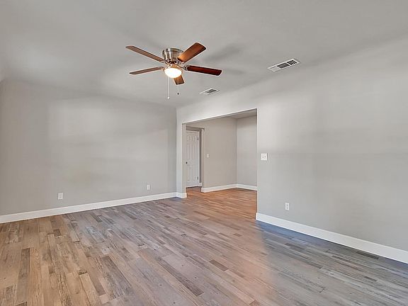 5th image of 1222 Divver St