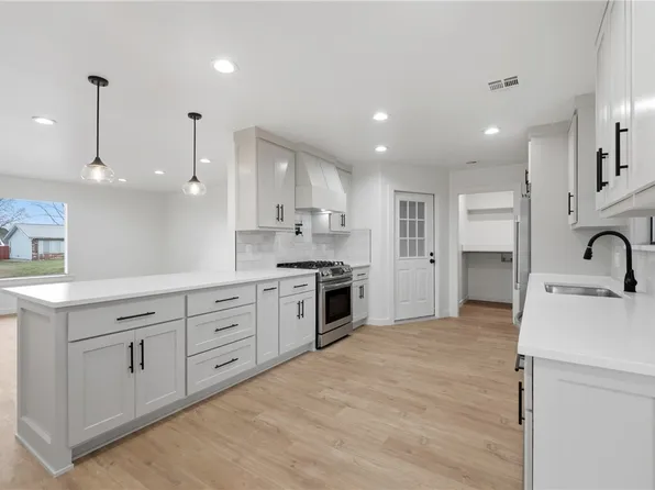 812 N 28th St, Rogers, AR 72756