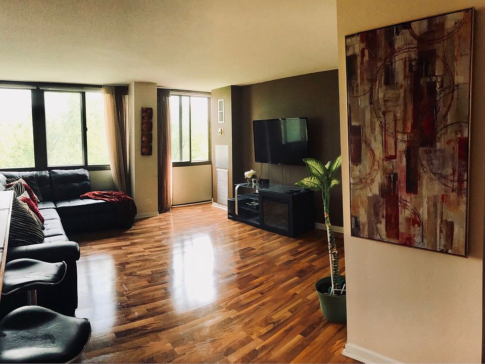 1st image of 4800 S Lake Park Ave APT 512A