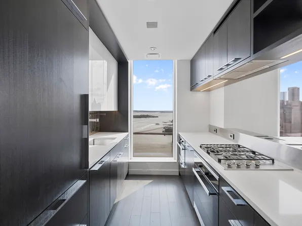 1 Manhattan Square image 5 of 40