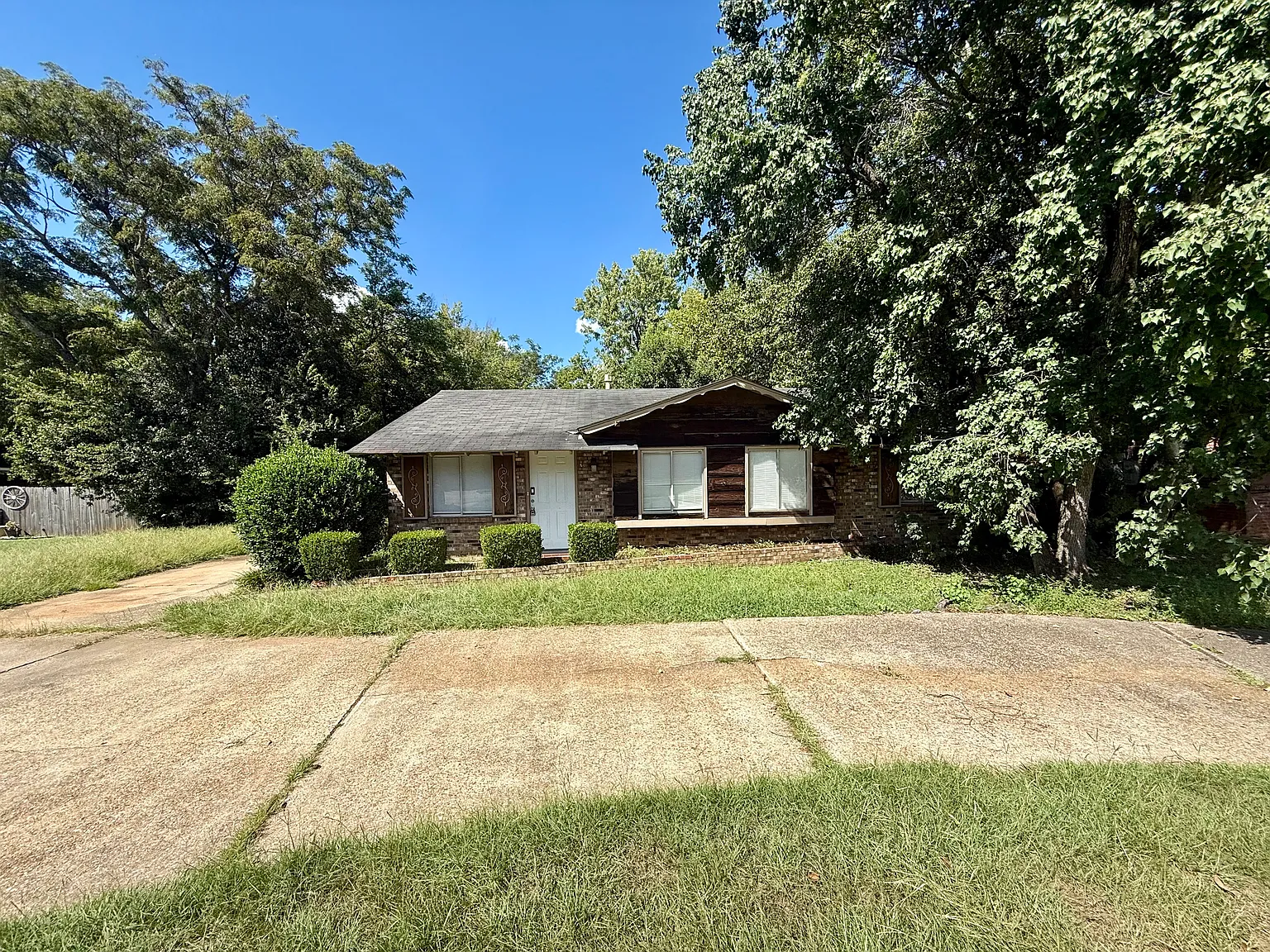 4 bed, 1200 sqft, $1,500 — Photo 1