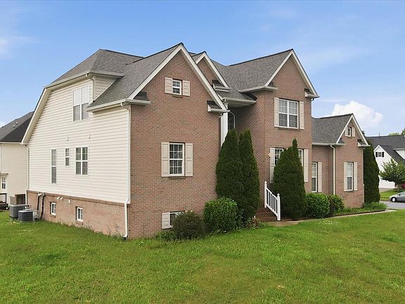 3rd image of 220 Flanagan Dr