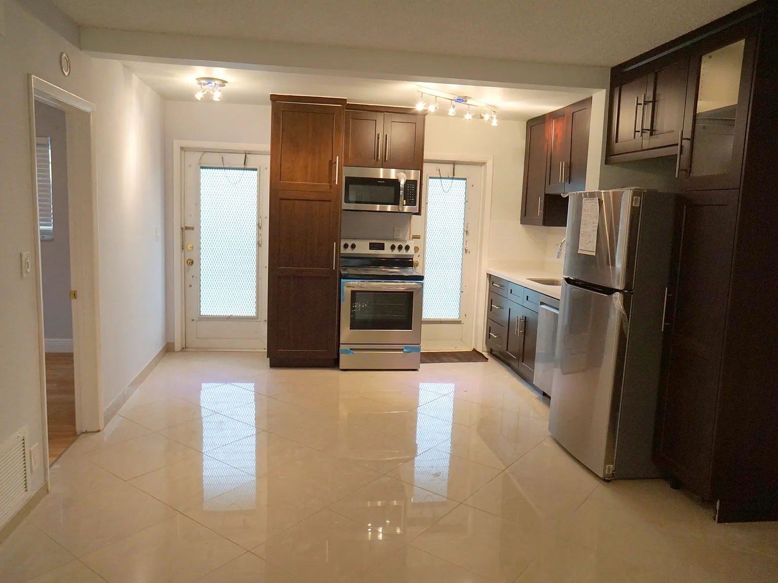 2 bed, 850 sqft, $1,600 — Photo 2