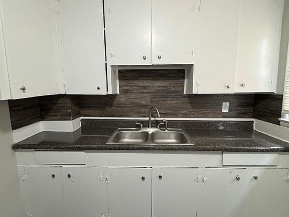 2nd image of 7 Landrum Pl SW