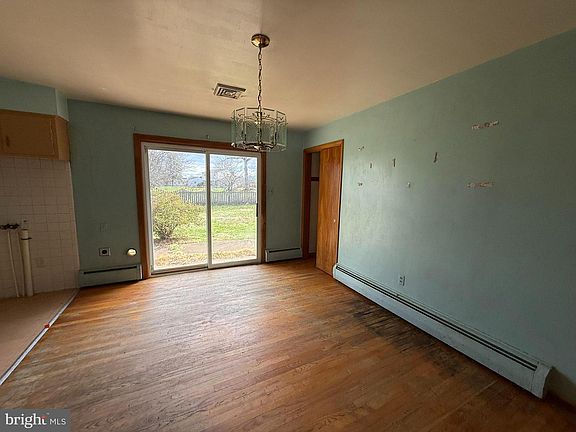 3rd image of 1006 Charles St