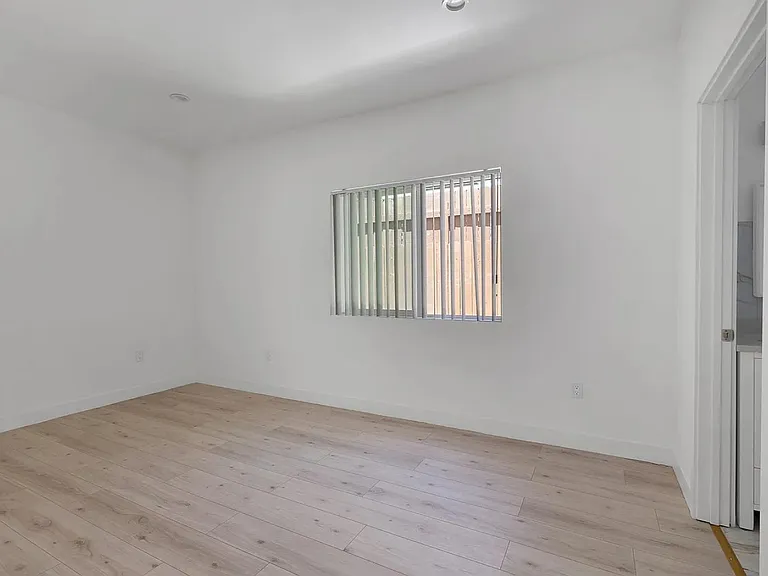 634 E Valencia Ave — Photo 13