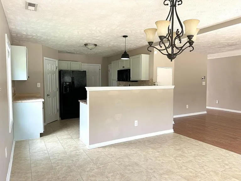 385 Americana Dr — Photo 5