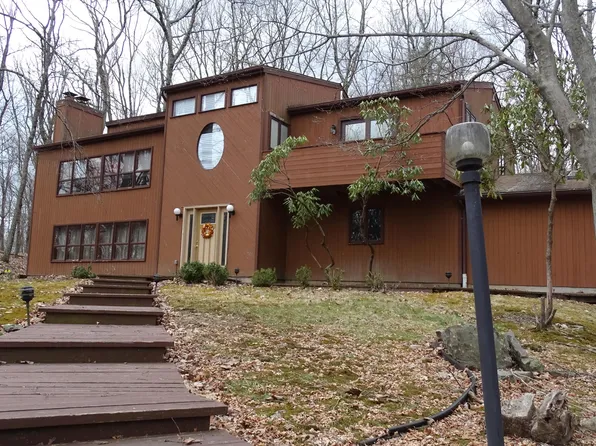 6138 Wales Ct, East Stroudsburg, PA 18301