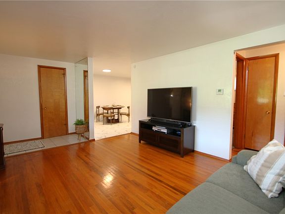 4th image of 4548 Mapledale Dr