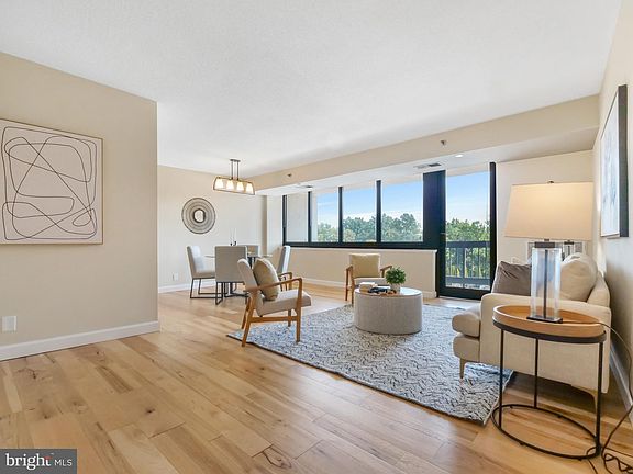3rd image of 1805 Crystal Dr APT 407S