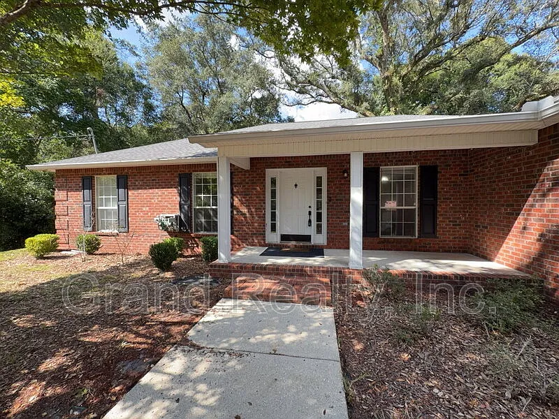4 bed, 2.0 bath, 2110 sqft, $2,100 — Photo 2