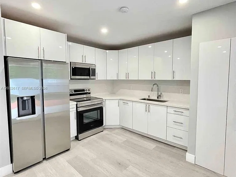 950 NW 36th Ave — Photo 8
