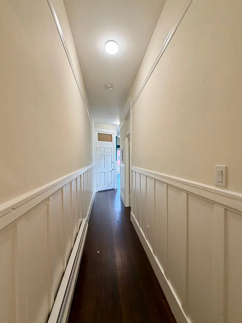 Bright & Spacious 1BR + Office in SOMA — Photo 3