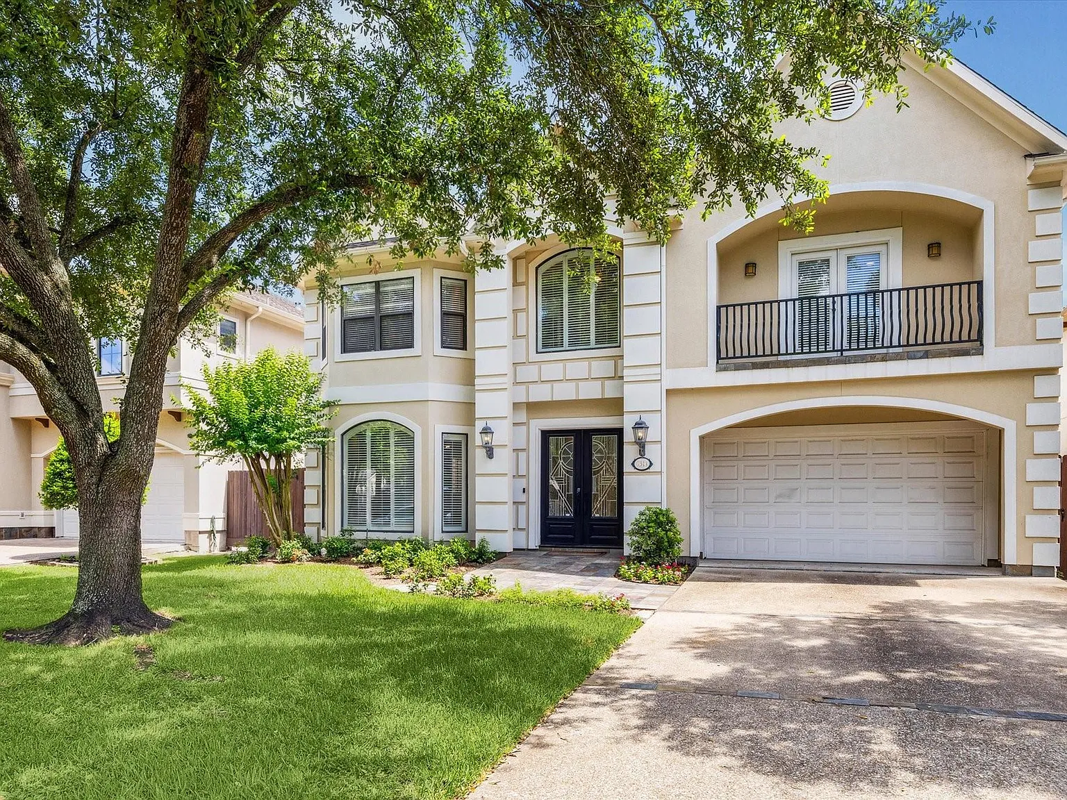 5 bed, 5.0 bath, 4872 sqft, $7,250 — Photo 2