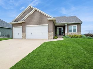 405 Ascot Ln, Robins, IA 52328