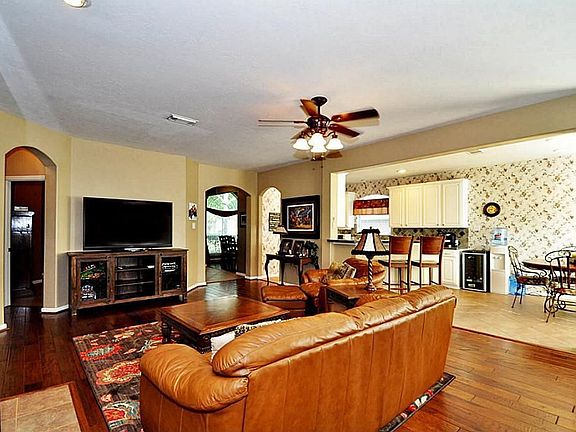 5th image of 2422 Standing Oak Ln