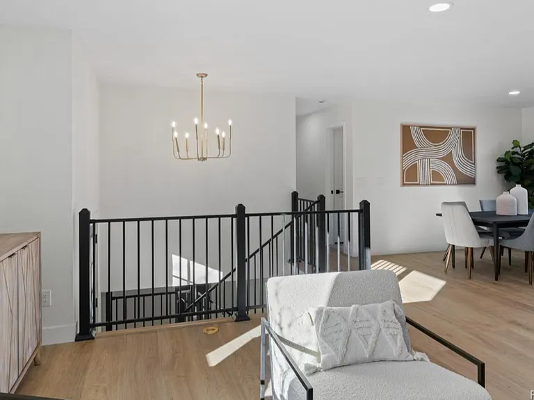 922 Park View St — Photo 5