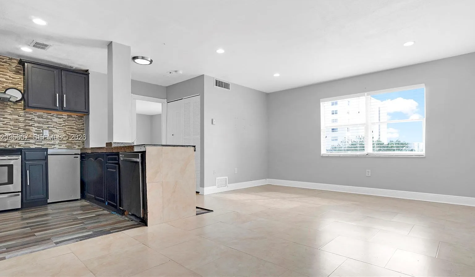 Carlyle Condominium — Photo 2