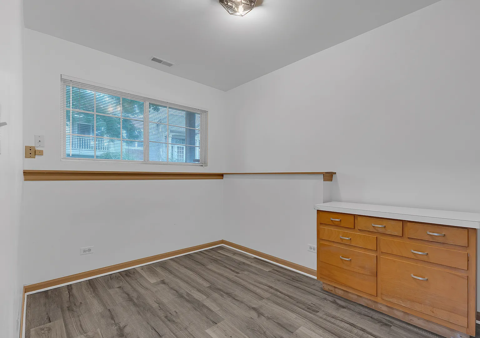 3 bed, 1096 sqft, $2,400 — Photo 4