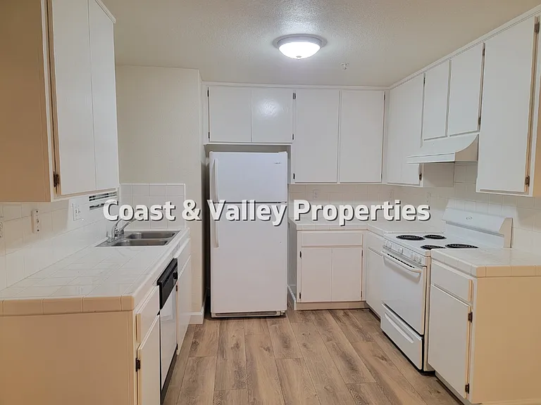 776-780 Nacional Ct — Photo 11