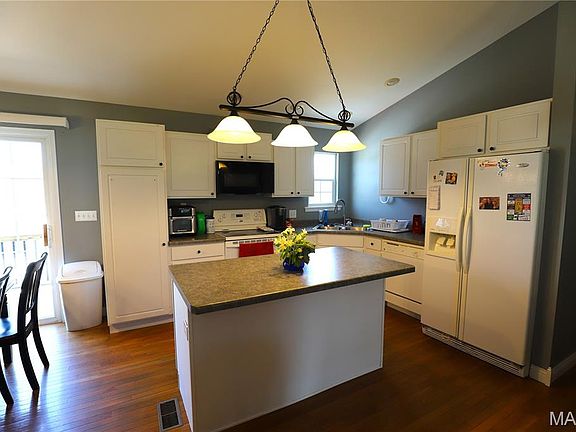 4th image of 70 Swan Ln