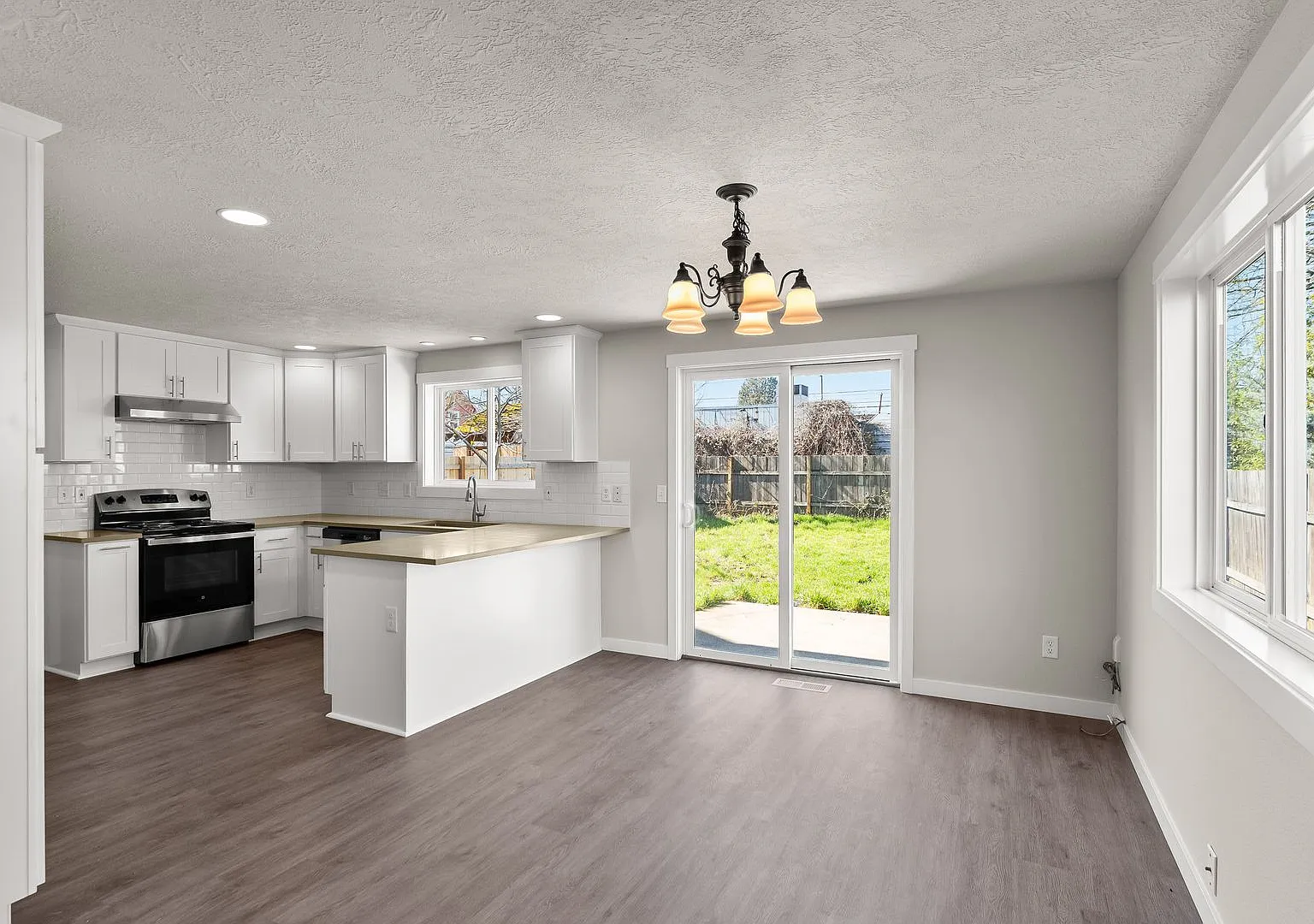 Fully Remodeled 3 Bedroom Home in Mt Scott Neighborhood — Photo 3