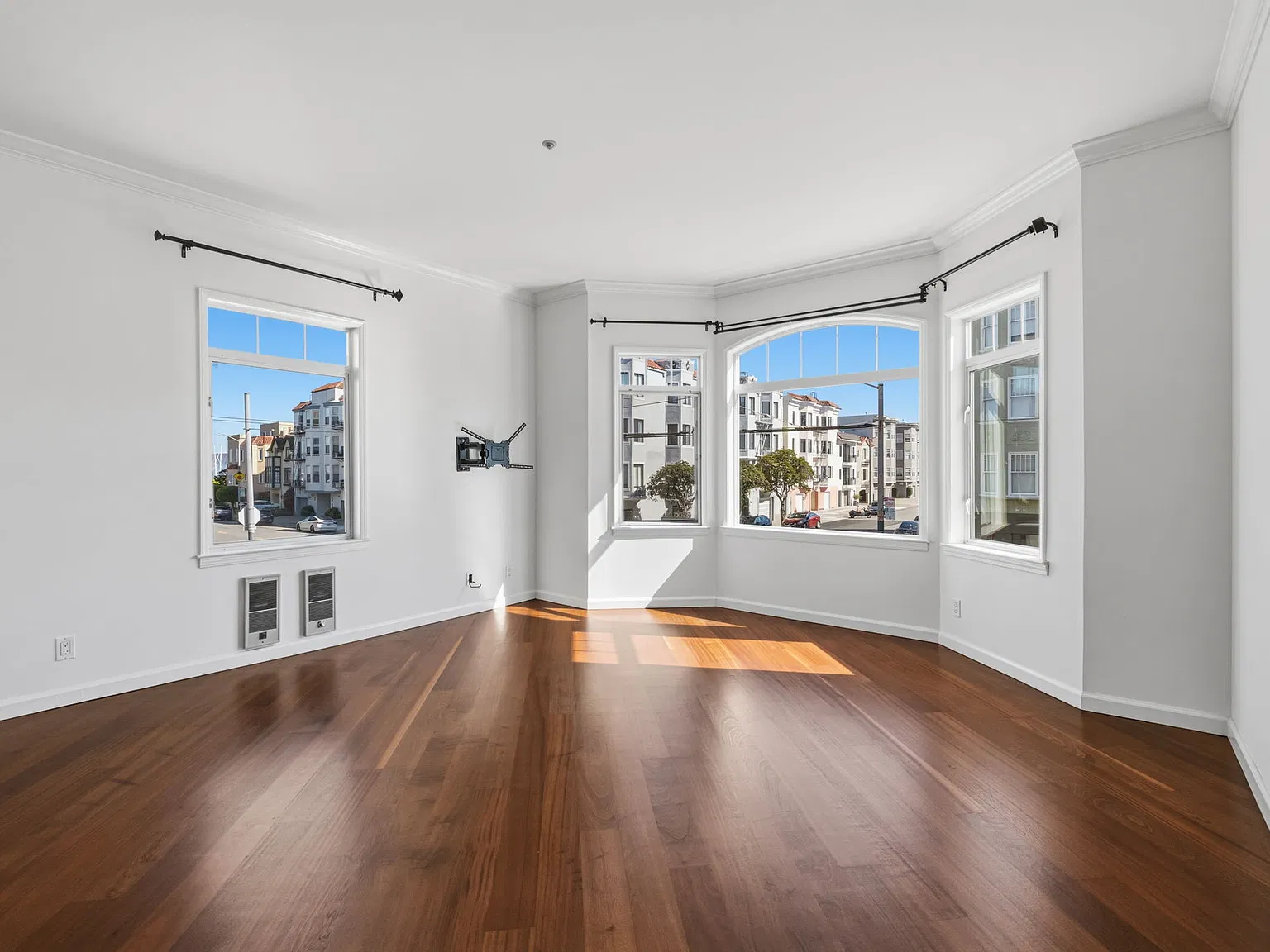 2 bed, 935 sqft, $7,995 — Photo 1
