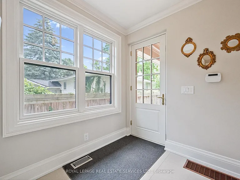 335 Lakeshore Rd W — Photo 23