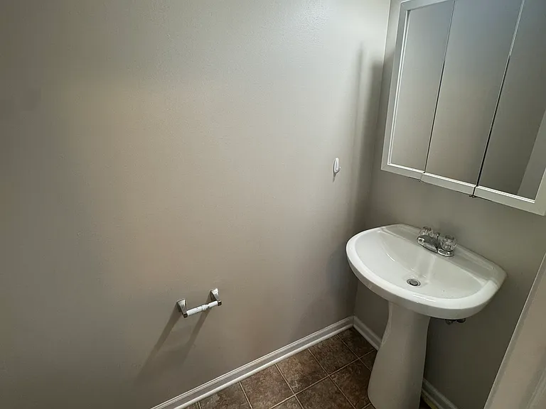 1st floor 1/2 bath