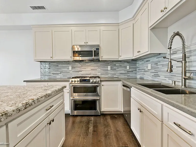 1627 Hornblend St — Photo 4