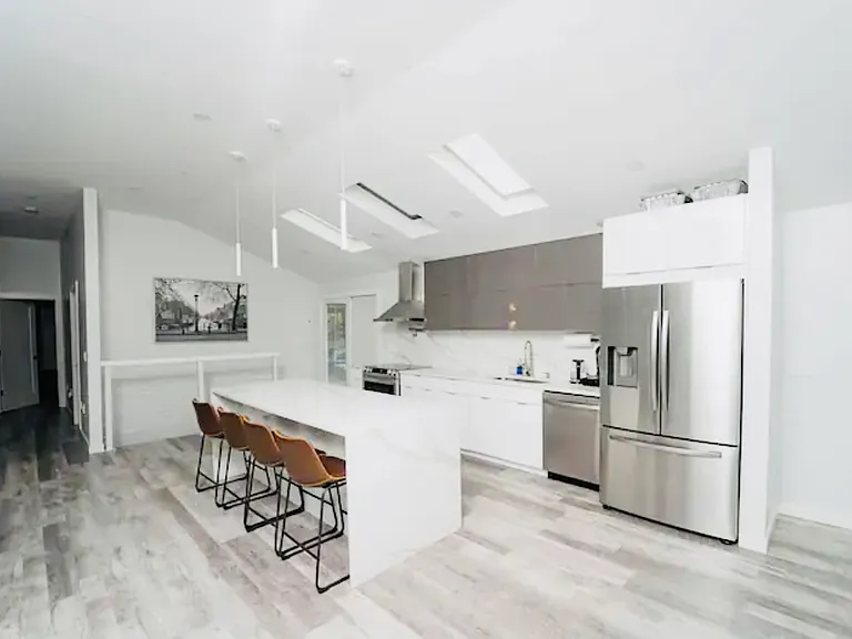 105 Jennifer Rd — Photo 4