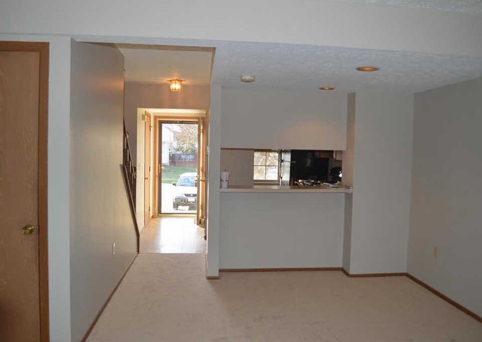 1st image of 518 E Foxtrail Cres