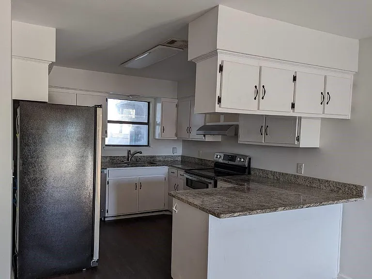 1349 Capri Dr — Photo 5