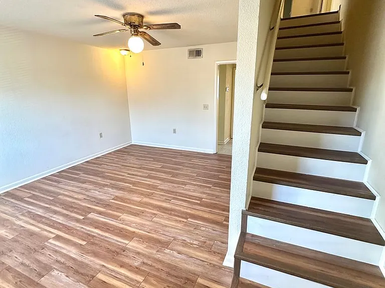 University Pointe Apartments — Photo 18