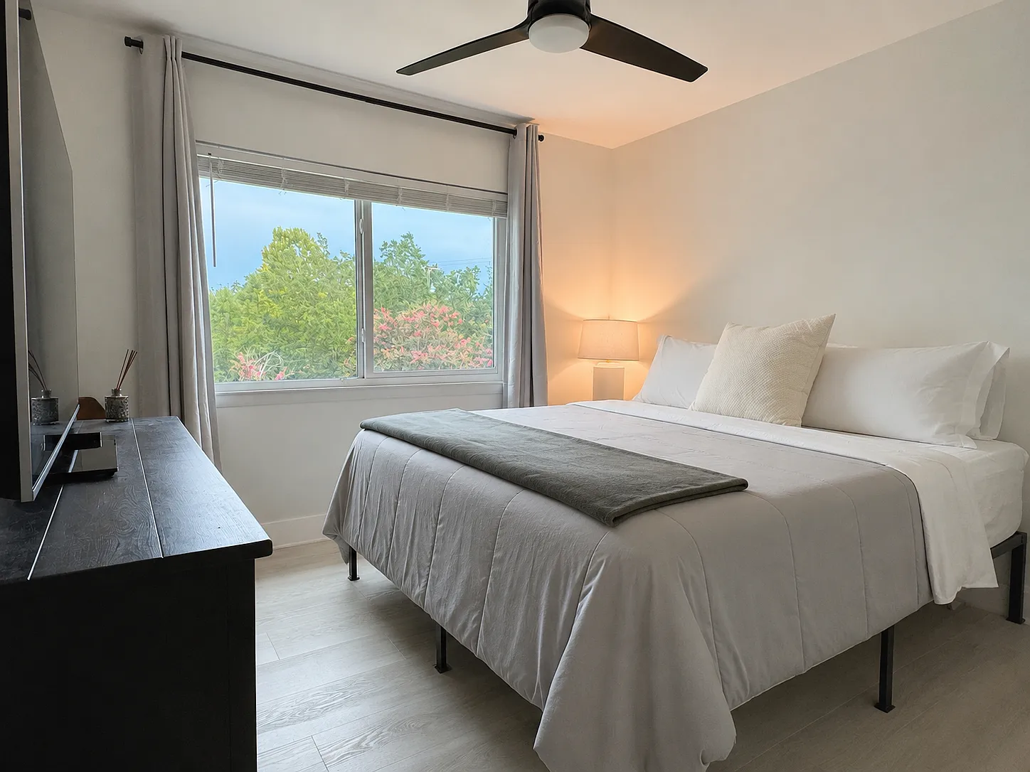 2 bed, 976 sqft, $3,295 — Photo 4