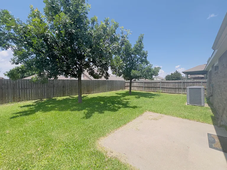 1031 Johnson City Ave — Photo 9