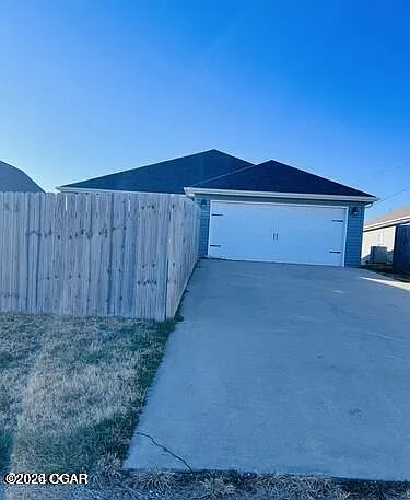 3 bed, 2.0 bath, 1400 sqft, $1,550 — Photo 2