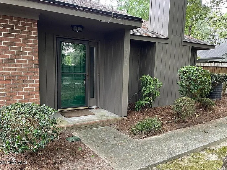 904 Persimmon Pl — Photo 2